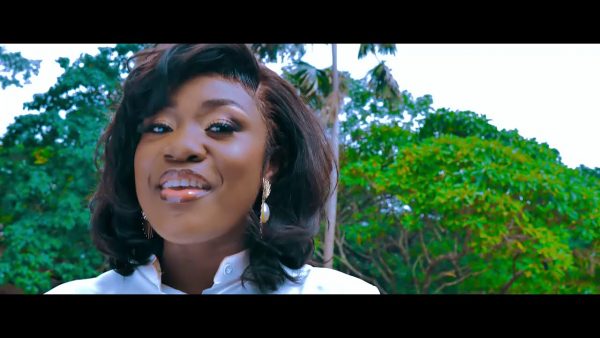 Emelia Brobbey – Fa Me Kor (Remix) ft Prince Bright (Official Music Video)
